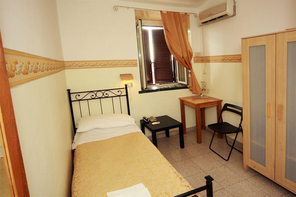 Lucia Hotel *